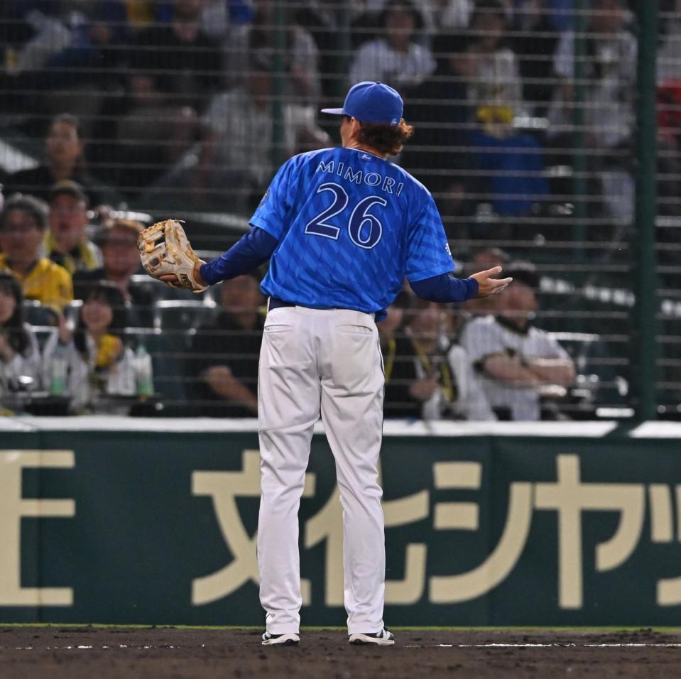 　４回、大山の飛球を見失う三森（撮影・西田忠信）