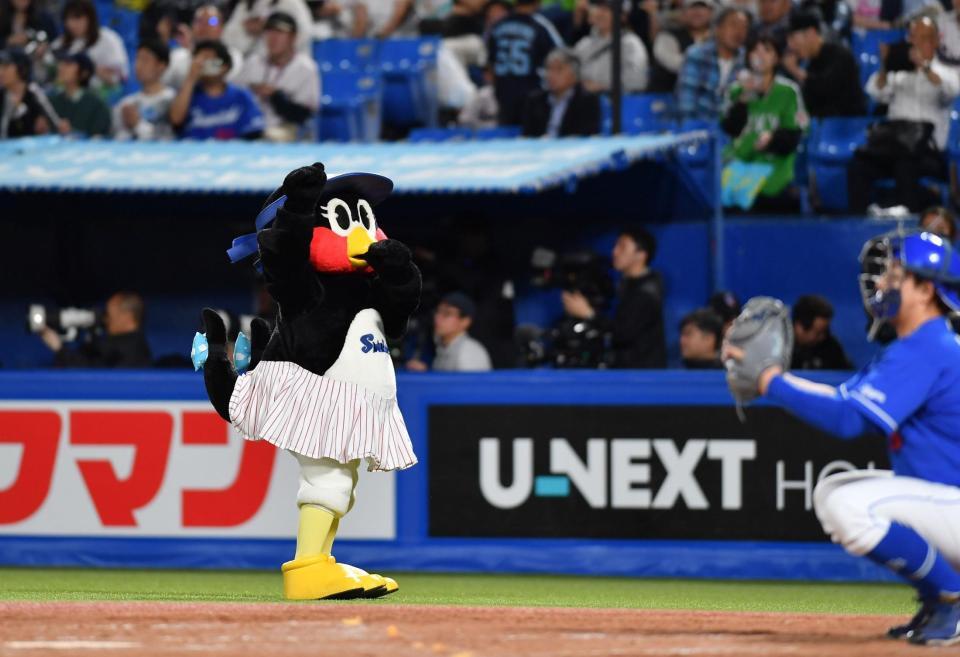 　５回の攻撃前にダンスを披露するつばみ（撮影・開出牧）