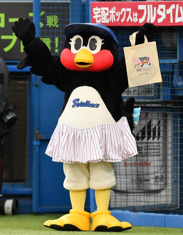 　試合前に登場しスタンドの声援に応えるつばみ（撮影・開出牧）