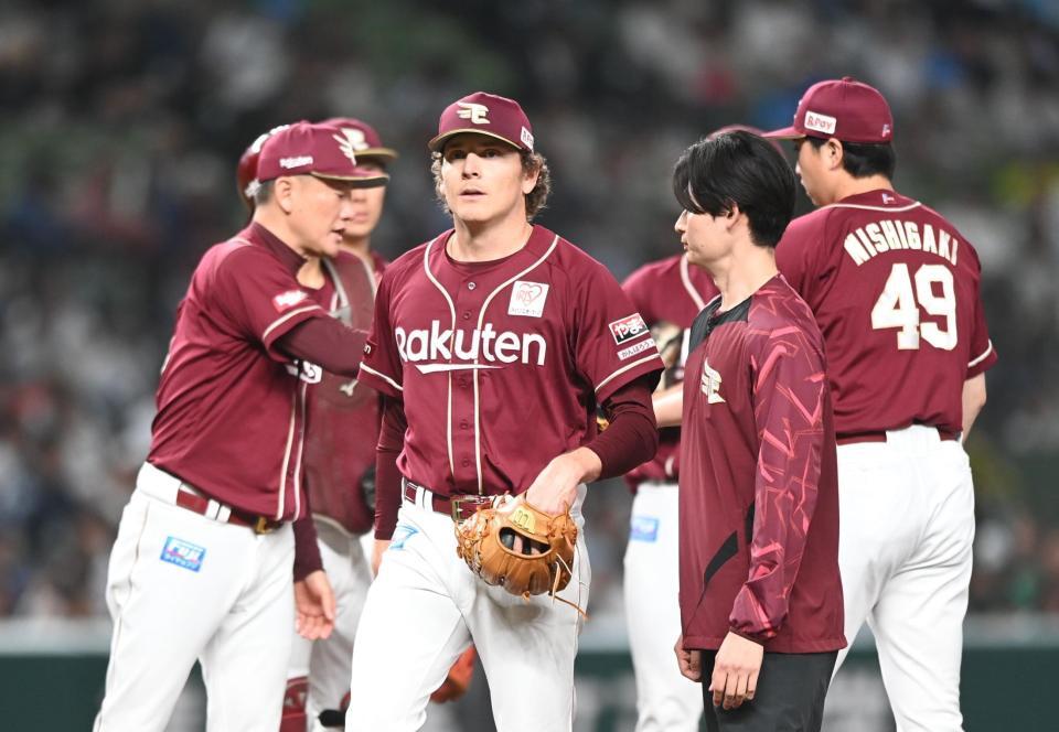 　５回途中で降板するハワード（中央）＝撮影・園田高夫