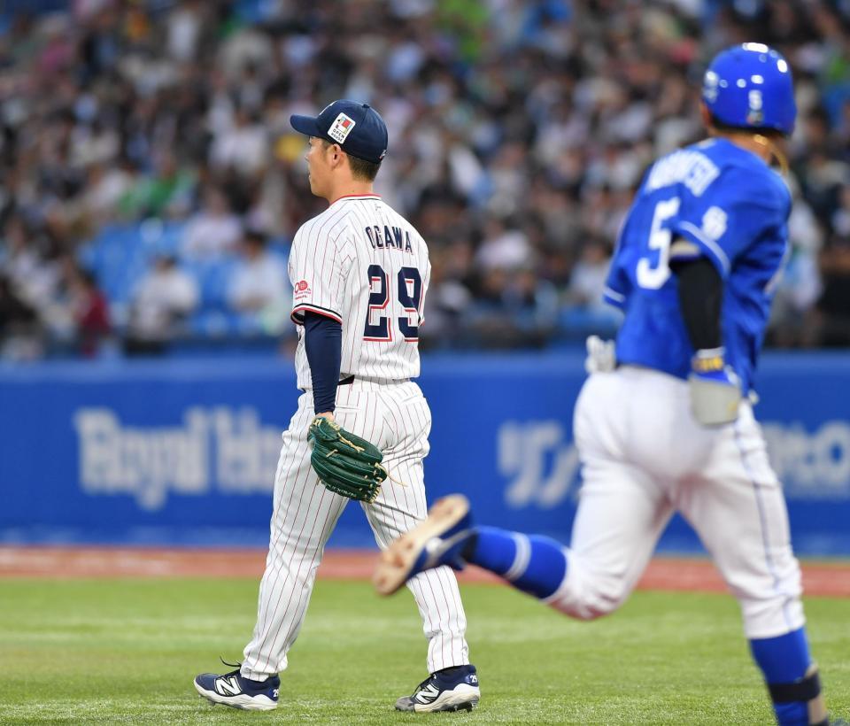 　２回、村松（手前）に右越え２ランを打たれた小川（撮影・開出牧）