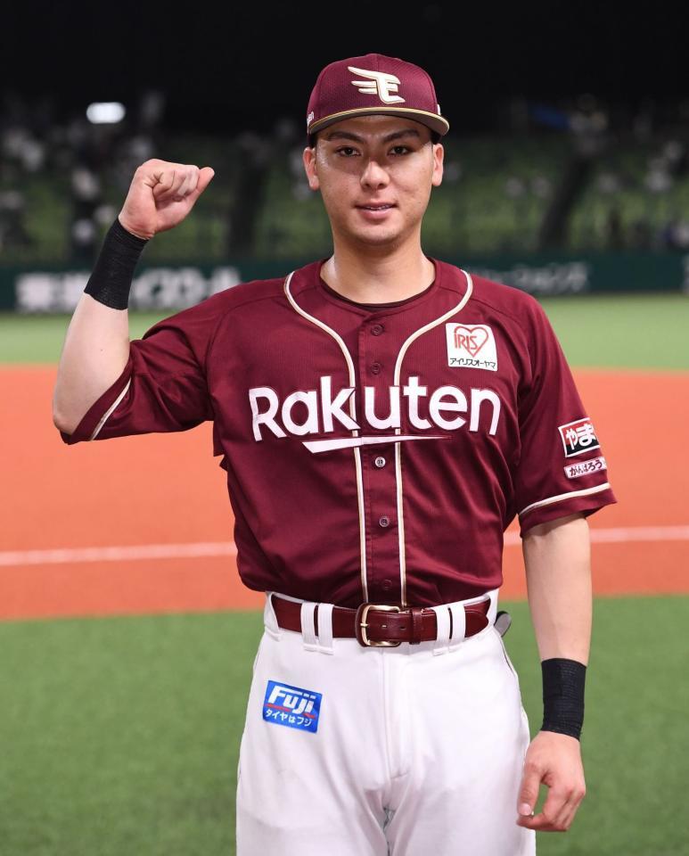 　勝ち越し２点適時打を放った村林がガッツポーズをする（撮影・園田高夫）