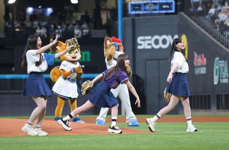 　ファーストピッチを行う乃木坂４６の（左から）長嶋凛桜、小川彩、金川紗耶（撮影・西岡正）