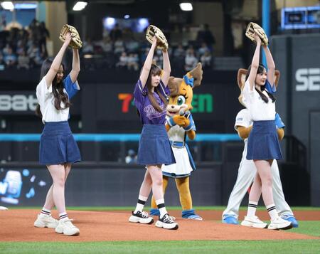 　ファーストピッチを行う乃木坂４６の（左から）長嶋凛桜、小川彩、金川紗耶（撮影・西岡正）