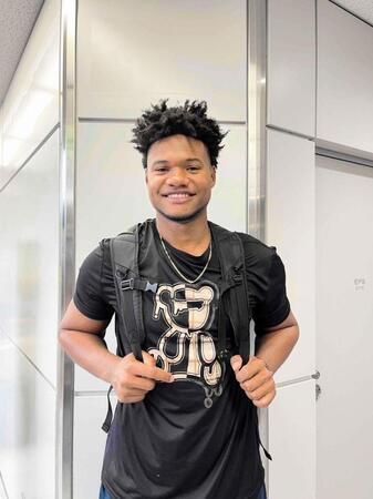 　来日したオスカー・ゴンザレス（球団提供）