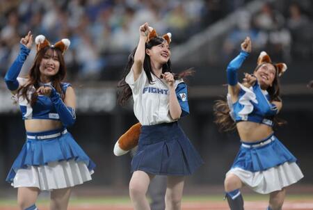 　きつねダンスを踊る乃木坂４６の金川紗耶（中央）＝撮影・西岡正