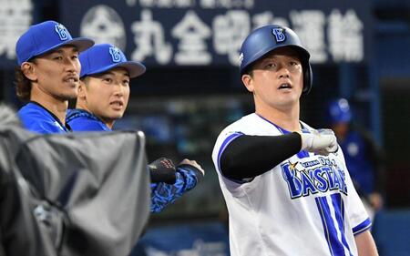 　２回、牧は左中間に９号先制ソロを放ち「デスターシャ！」＝撮影・佐藤厚