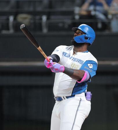 　６回、２ランを放つレイエス（撮影・西岡正）