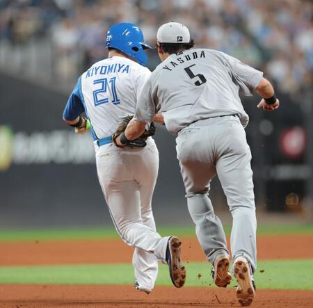 　５回、五十幡の遊ゴロで二、三塁間でアウトになる清宮幸（左）＝撮影・西岡正