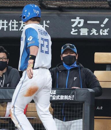 日本ハム　新庄監督が１死満塁カウント３ボールからスクイズ敢行の奇策　失敗も本拠地スタンドどよめく　無死満塁の好機は無得点