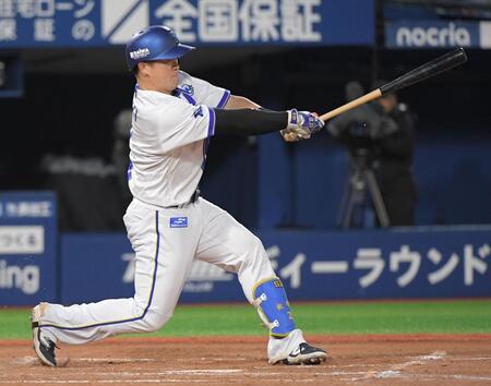 　３回、牧は左線に適時二塁打を放つ（撮影・佐藤厚）