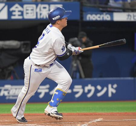 　２回、牧は左中間に９号先制ソロを放つ（撮影・佐藤厚）