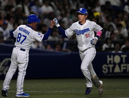 　１回、先頭打者本塁打を放ち、本塁に向かう上林