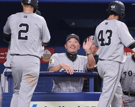 　７回表、阿部監督（中央）が生還した吉川（左）、重信（右）を笑顔で迎える