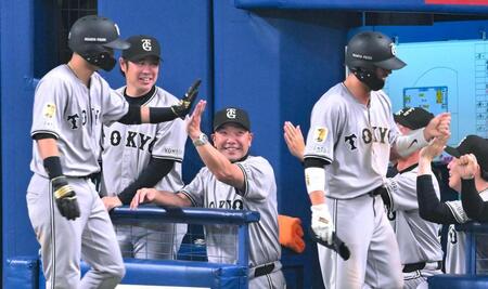 　７回表、泉口の２点適時打に笑顔を見せる阿部監督