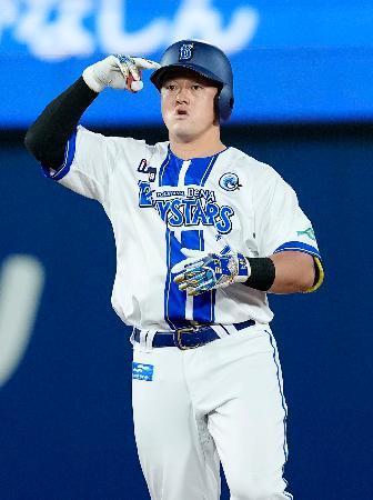 　３回、適時二塁打を放ちポーズをとるＤｅＮＡ・牧＝横浜