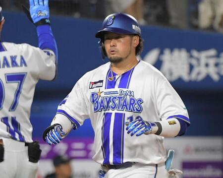 　４回、戸柱は右越えに１号ソロを放つ（撮影・佐藤厚）