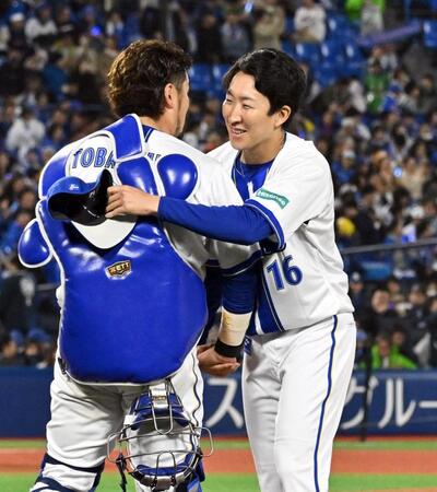 お立ち台でＤｅＮＡ・戸柱劇場　帽子を目深にかぶって泣きマネ　「オジさんもまだまだ負けないぞ」　渋い美声でスタンド沸かす