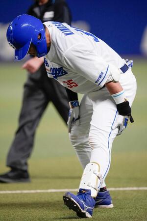 　９回、遊ゴロ併殺に倒れ左脚を気にする木下