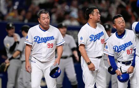 　巨人に敗れ、観客にあいさつする井上監督（左）