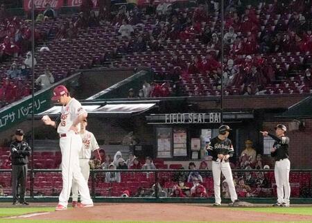 　８回、川瀬（右から２人目）に勝ち越しの四球を与えた西垣（手前）