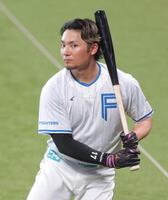 　打撃練習を行う伊藤（撮影・西岡正）