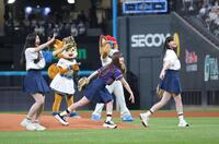 　ファーストピッチを行う乃木坂４６の（左から）長嶋凛桜、小川彩、金川紗耶（撮影・西岡正）