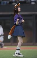 　きつねダンスを踊る乃木坂４６の小川彩（撮影・西岡正）