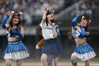 　きつねダンスを踊る乃木坂４６の金川紗耶（中央）＝撮影・西岡正