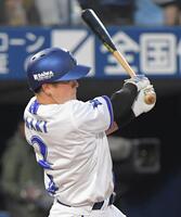 　２回、牧は左中間に９号先制ソロを放つ（撮影・佐藤厚）