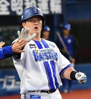 　２回、牧は左中間に９号先制ソロを放ち、ベンチにがい旋する（撮影・佐藤厚）