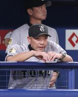 　２回裏、厳しい表情で試合を見る阿部監督（手前）