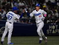 　１回、先頭打者本塁打を放ち、本塁に向かう上林