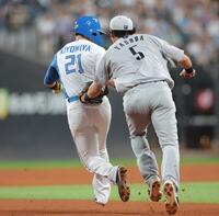 　５回、五十幡の遊ゴロで二、三塁間でアウトになる清宮幸（左）＝撮影・西岡正