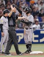 　６回、適時三塁打を放ちガッツポーズする若林