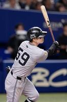 　６回、若林が左中間に適時三塁打を放つ