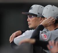 　９回、ベンチから戦況を見る吉井監督（撮影・西岡正）