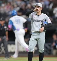 　６回、レイエス（左）に２ランを浴びた小島（撮影・西岡正）