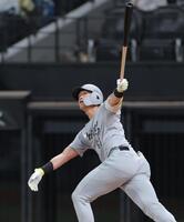 　８回、左越えソロを放つ山本（撮影・西岡正）