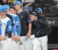 　ロッテに勝利し、ナインをたたえる新庄監督（右）＝撮影・西岡正