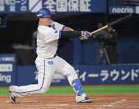 　３回、牧は左線に適時二塁打を放つ（撮影・佐藤厚）