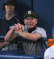 　６回表、勝ち越しに成功し笑顔を見せる阿部監督