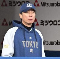 　１回表、試合を見つめる高津監督
