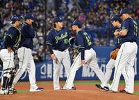 　３回裏、マウンドの山野（中央右）のもとに集まるヤクルトナイン
