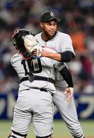 　中日に勝利し、甲斐（左）と抱き合うマルティネス
