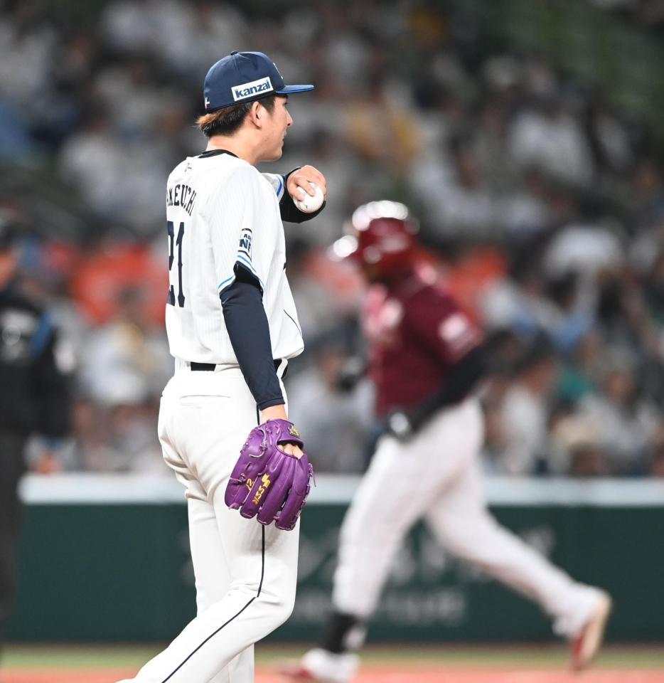 　４回、フランコに反撃の２ランを打たれ、打球方向を見つめる武内（撮影・園田高夫）