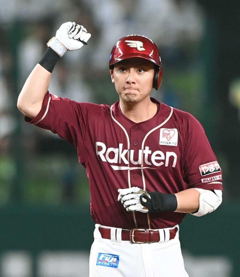 　６回、勝ち越し２点二塁打を放ちガッツポーズをする村林（撮影・園田高夫）