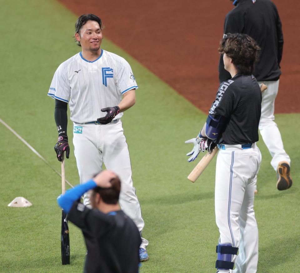 　打撃練習に臨む伊藤（左）＝撮影・西岡正