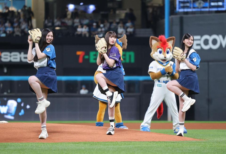 　ファーストピッチを行う乃木坂４６の（左から）長嶋凛桜、小川彩、金川紗耶（撮影・西岡正）