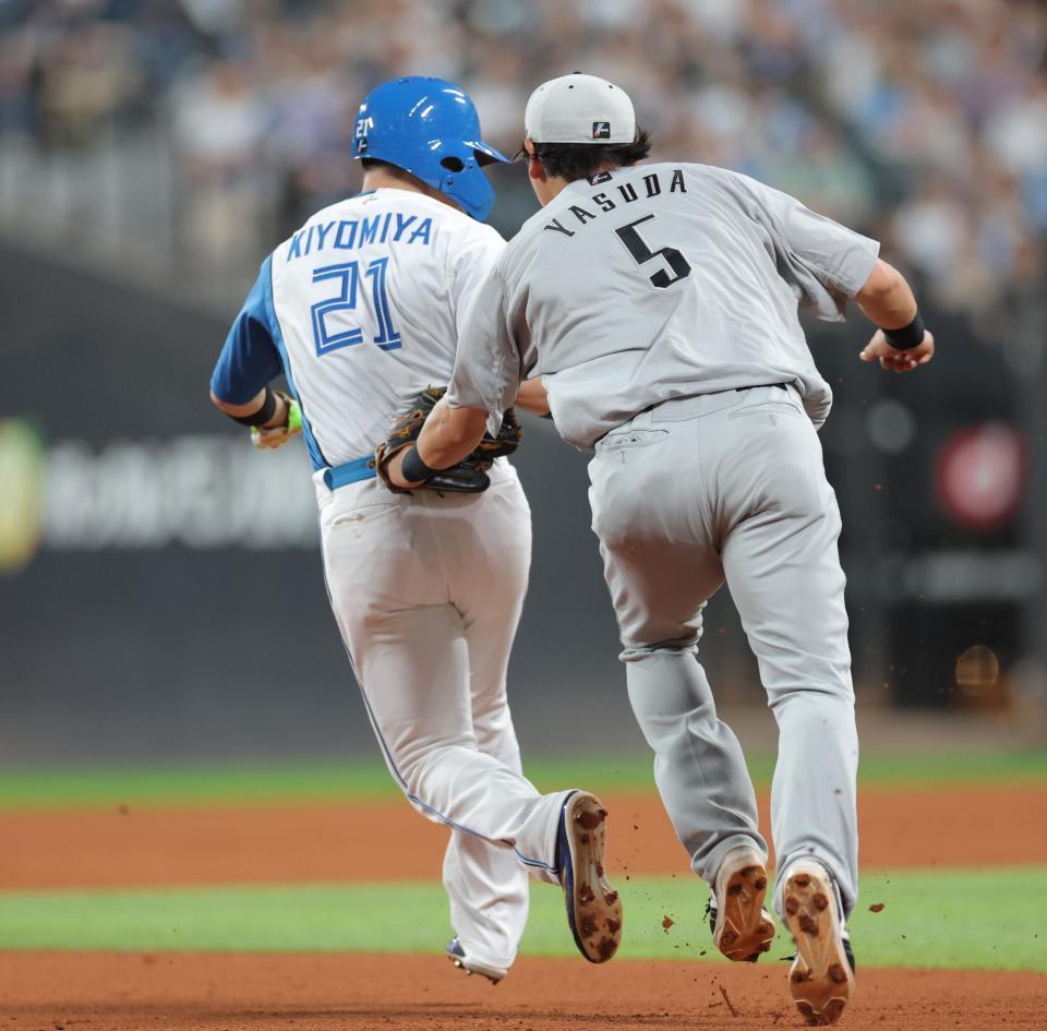 　５回、五十幡の遊ゴロで二、三塁間でアウトになる清宮幸（左）＝撮影・西岡正